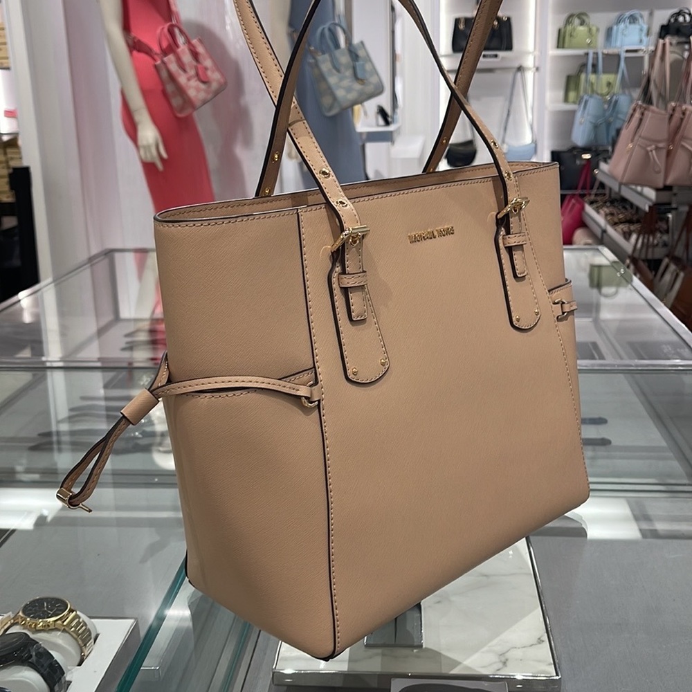Michael Kors Voyager Small Saffiano Leather Tote Bag
Style#30H1GV6T4T
NWT
OYSTER - Picture 15 of 16